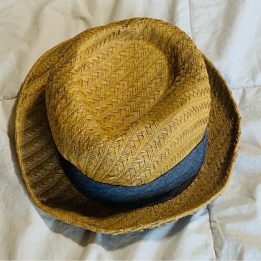 Cute straw fedora by Penquin hat with a denim blue band!